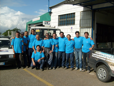 Lo staff di Euro Metalsider davanti all'officina